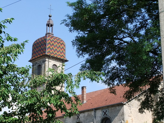 een kerkje met typisch dak voor de streek