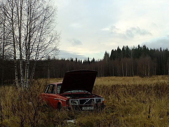 Achtergelaten auto in Zweeds landschap