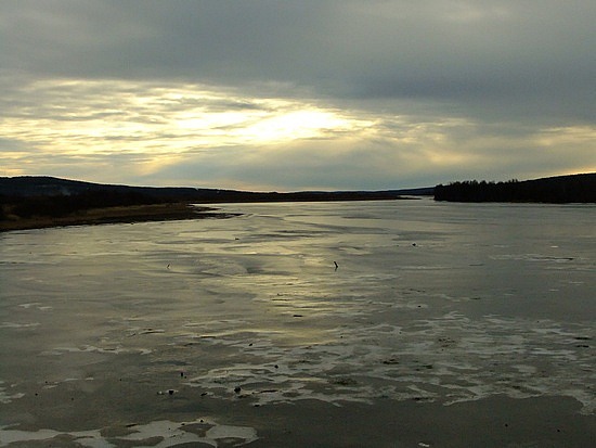 bevroren rivier op grens tussen Finland en Zweden