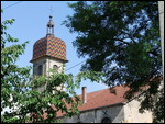 een kerkje met typisch dak voor de streek