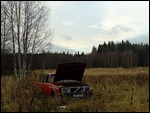 Achtergelaten auto in Zweeds landschap